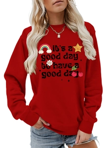 Détail frontal du sweat rouge avec imprimé arc-en-ciel et typographie graphique