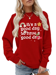 Détail d'un sweat à col rond rouge avec graphismes arc-en-ciel et texte imprimé positif
