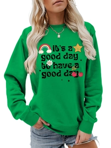 Gros plan d'un sweat vert à col rond avec arc-en-ciel et slogan inspirant coloré