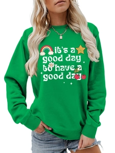 Détail du sweat-shirt vert avec slogan positif et graphismes arc-en-ciel colorés