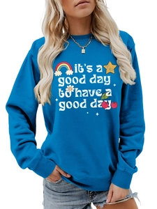 Détail d'un sweat bleu roi avec imprimé artistique Good Day et motifs gribouillis colorés