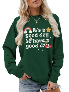 Détail du sweat-shirt vert foncé avec lettrage artistique blanc et imprimés de dessins animés