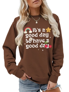 Détail d'un sweat à manches longues marron foncé avec motif graphique coloré