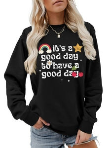 Détail de l'imprimé citation coloré et motifs arc-en-ciel sur sweatshirt noir femme
