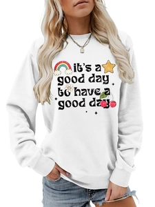 Détail de l'imprimé arc-en-ciel et fleurs sur un sweat blanc à manches longues ample