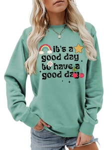 Détail du sweat-shirt vert menthe avec imprimé graphique rétro et finitions des poignets