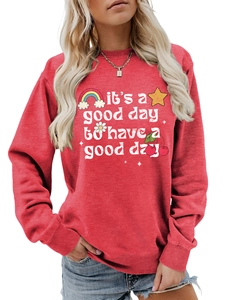 Détail d'un sweat à col rond rouge avec motifs graphiques d'arc-en-ciel et fleurs