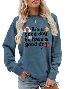 Détail d'un sweat bleu avec arc-en-ciel coloré et motif imprimé inspirant