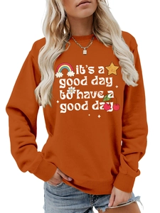 Gros plan d'un sweat-shirt terre cuite avec texte positif et motifs de dessins animés