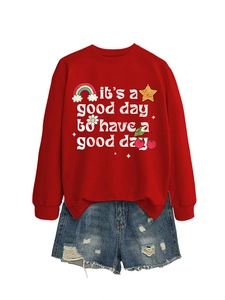 Gros plan du sweat-shirt rouge avec graphismes arc-en-ciel et détails de marguerites