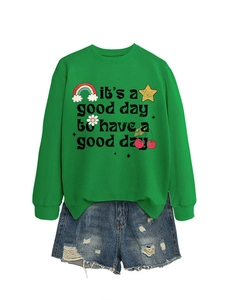 Mise à plat d'un sweat vert clair avec graffitis colorés et mini-short en jean délavé