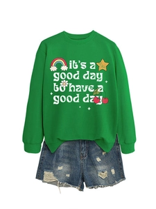 Détail à plat d'un sweat vert à manches longues avec imprimé arc-en-ciel et mini short