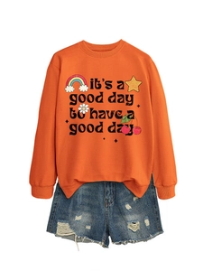 Tenue à plat d'un sweat orange avec texte imprimé et short en jean bleu délavé