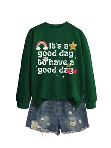 Détail du sweat vert foncé avec imprimé arc-en-ciel et ensemble short en jean déchiré