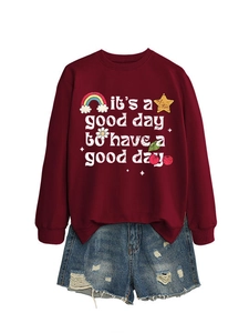 Mise à plat du sweat bordeaux à manches longues avec slogan blanc et short en jean