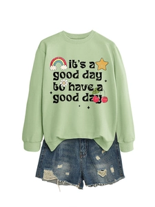 Tenue à plat avec sweat-shirt vert à slogan positif et short en jean vieilli