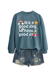Mise à plat d'un sweat bleu avec imprimés arc-en-ciel et mini-short en jean usé