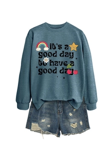 Gros plan d'un sweat bleu avec motifs arc-en-ciel et mini short en jean déchiré