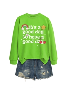 Détail du sweat-shirt vert vif avec des illustrations colorées et des slogans