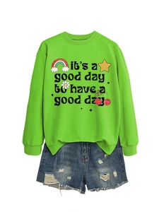 Ensemble sweat vert néon avec imprimé marguerite et short en jean bleu délavé