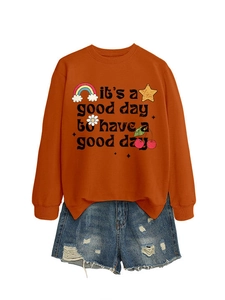 Détail du sweat-shirt caramel avec impression graphique 'it's a good day'