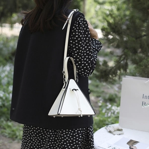 Sac à main triangulaire géométrique blanc avec contours noirs et poignée