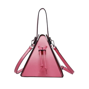 Sac à main pyramide rose avec détails argentés et bandoulière amovible pour femme