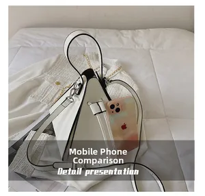 Comparaison de taille avec téléphone montrant la capacité du sac triangulaire ivoire