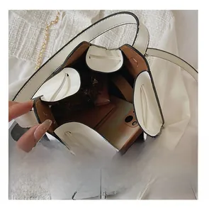 Vue de dessus de l'intérieur du sac seau blanc montrant le rangement des objets quotidiens
