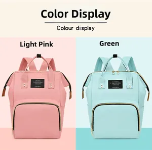 Vue détaillée des sacs à dos à langer bicolores en rose clair et vert menthe