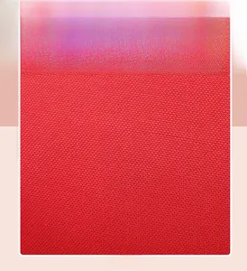 Gros plan sur la texture du tissu tissé rouge du sac à dos pour maman