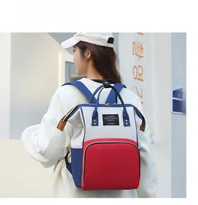 Détail du sac à langer tricolore à grande capacité et tissu imperméable résistant