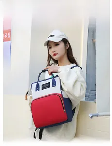Détail du sac à langer tricolore avec tissu durable et poignées de transport solides