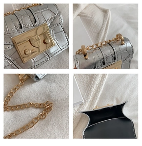 Détails du mini sac argenté motif crocodile avec fermoir doré et bandoulière