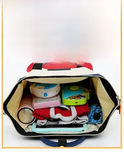 Vue de dessus du sac à langer montrant les compartiments de rangement internes organisés