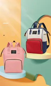 Détail de sacs à dos à langer imperméables rose et tricolore avec larges bandoulières