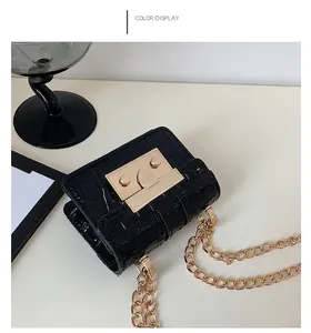 Détail du sac bandoulière noir motif crocodile avec boucle dorée et chaîne