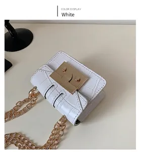 Détail du sac blanc en cuir embossé crocodile avec chaîne dorée et boucle carrée métallique