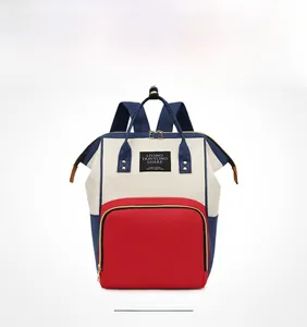 Vue détaillée du sac à dos langer tricolore élégant avec bretelles et poche frontale