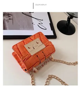 Détail du mini sac orange motif crocodile avec chaîne dorée et fermoir métallique à poussoir