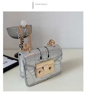 Détail du mini sac bandoulière argenté gaufré crocodile avec fermoir doré et chaîne