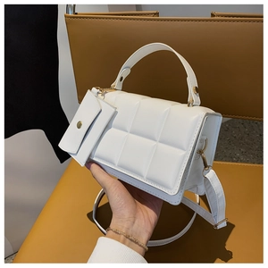 Dettaglio borsa a tracolla trapuntata bianca con hardware dorato e mini pochette