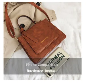 Comparaison détaillée de la taille du sac bandoulière marron avec un smartphone