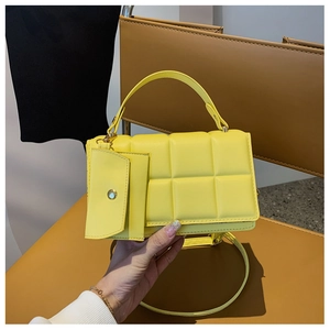 Dettaglio della borsa a tracolla trapuntata giallo brillante con mini portamonete rimovibile