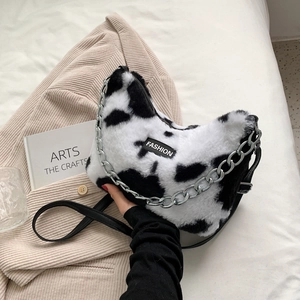 Détail du sac en fausse fourrure motif vache avec chaîne et étiquette mode