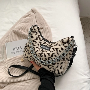 Détail du sac hobo en fausse fourrure léopard avec chaîne argentée et patch mode