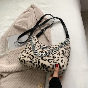Détail du sac cabas en fausse fourrure léopard avec chaîne argentée et étiquette FASHION