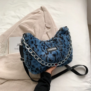 Détail du sac cabas en fausse fourrure léopard bleu avec chaîne métallique