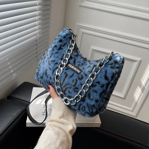Détail du sac cabas en peluche léopard bleu avec chaîne métallique et écusson