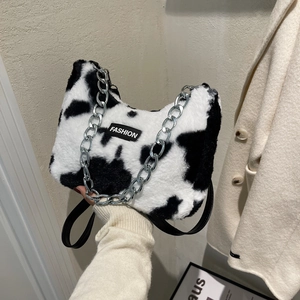 Sac à épaule en peluche motif vache avec chaîne argentée et étiquette pour l'automne